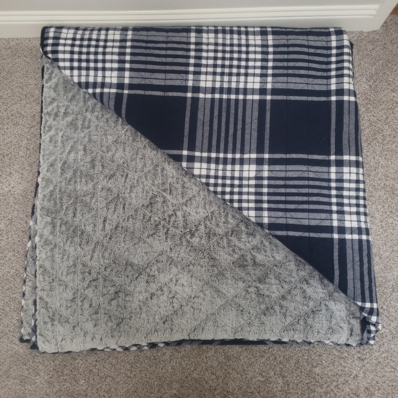 UGG Full Sized Navy Blue White And Grey Cozy Plush Plaid Comforter - Picture 1 of 5
